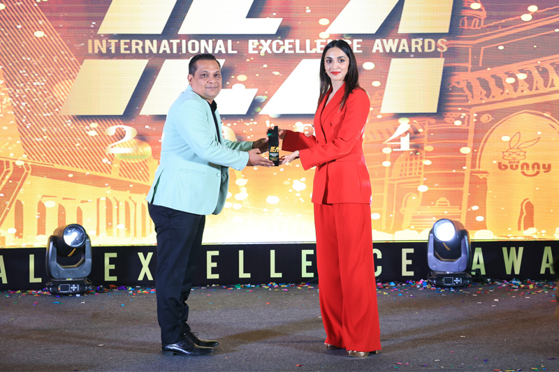 Jitendra Kumar (Founder of Magnific Designer Fans) Receiving Award from Kiara Advani at International Excellence Awards 2024 Mumbai
